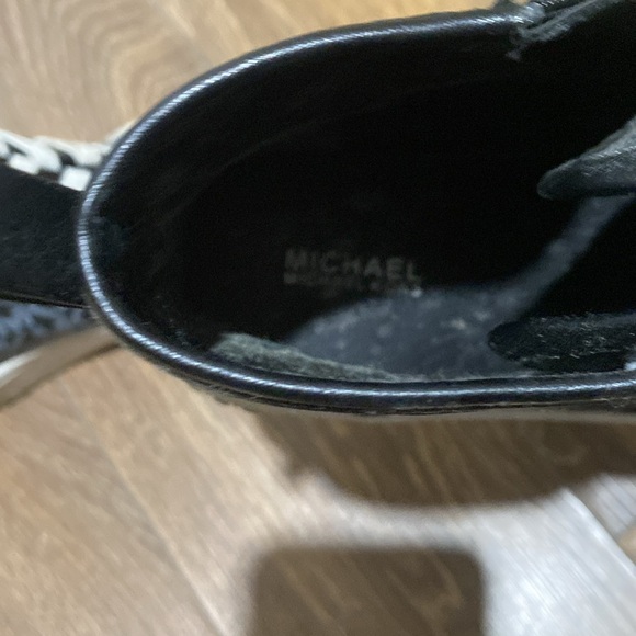 Dirty but just need a little clean and all set 
Size:4 kids 
Brand:Michael Kors - Picture 2 of 3